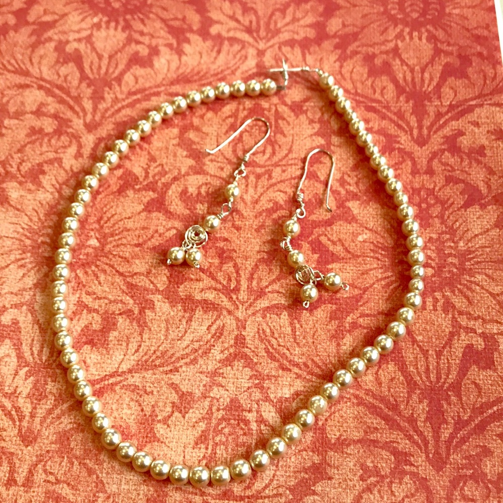 Pearl necklace & earrings set